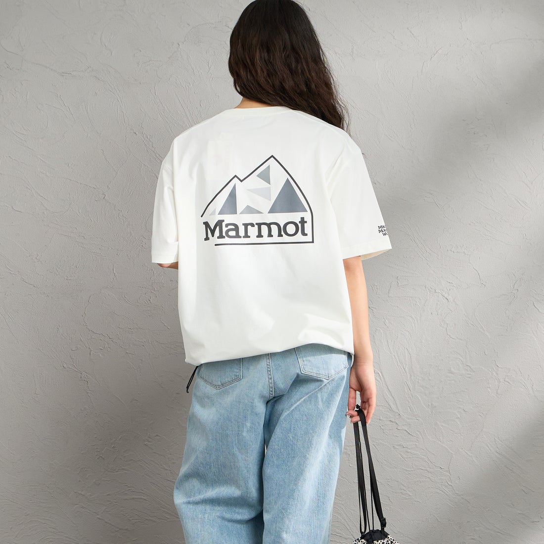 Marmot [マーモット] 別注 ドローコード付き マウンテンロゴ バックプリントTシャツ [MTSS26MST337IN-JF] WHITE &&モデル身長：162cm 着用サイズ：S&&
