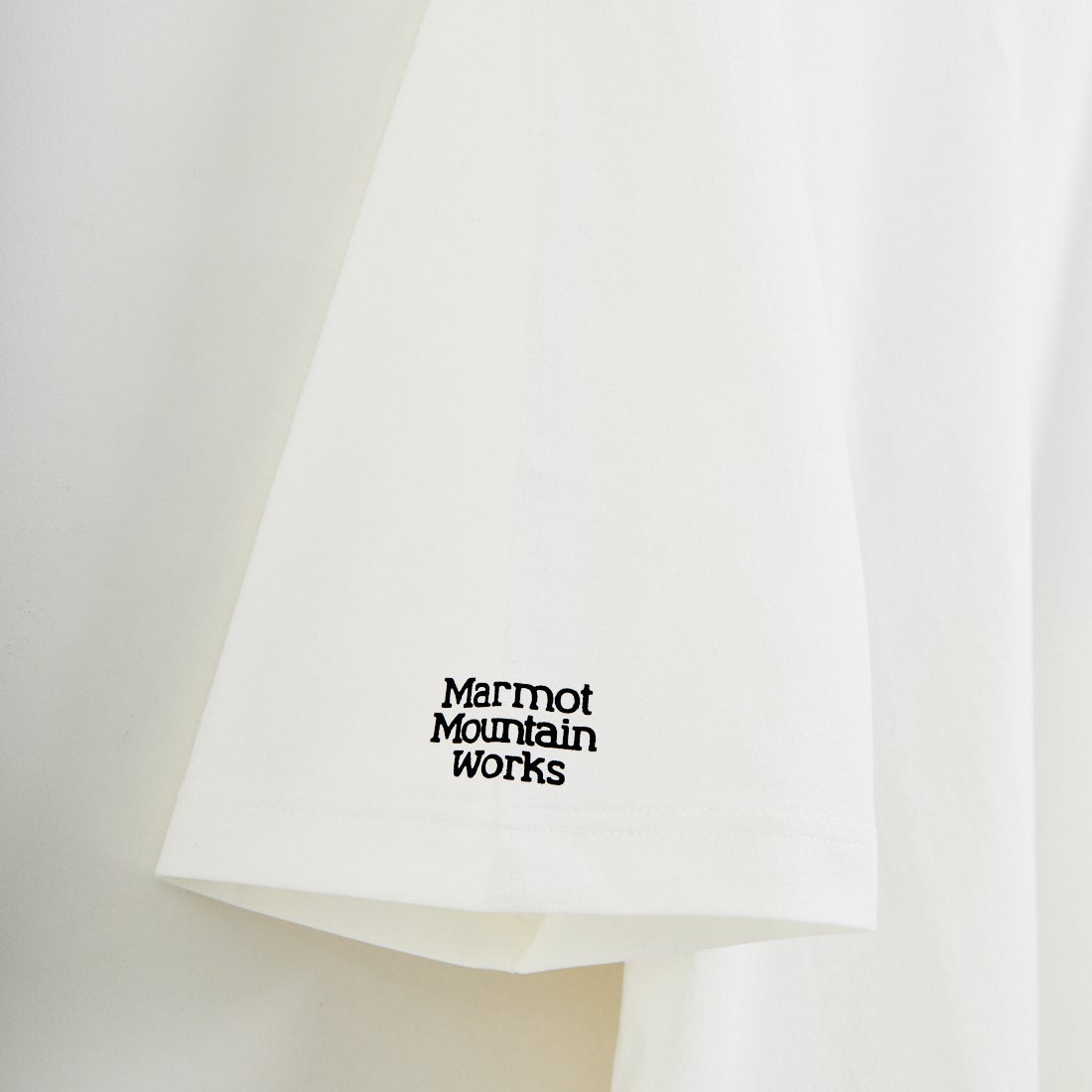 Marmot [マーモット] 別注 ドローコード付き マウンテンロゴ バックプリントTシャツ [MTSS26MST337IN-JF] WHITE