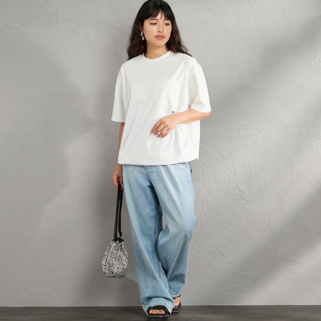 Marmot [マーモット] 別注 ドローコード付き マウンテンロゴ バックプリントTシャツ [MTSS26MST337IN-JF] WHITE &&モデル身長：162cm 着用サイズ：S&&