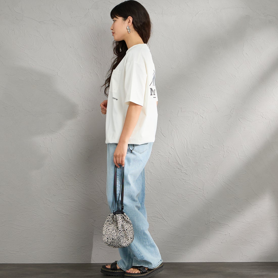 Marmot [マーモット] 別注 ドローコード付き マウンテンロゴ バックプリントTシャツ [MTSS26MST337IN-JF] WHITE &&モデル身長：162cm 着用サイズ：S&&