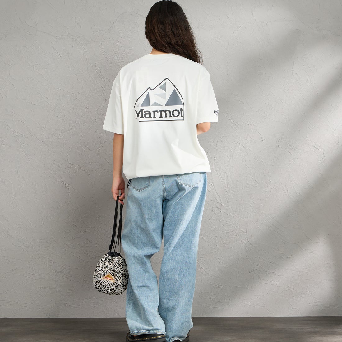 Marmot [マーモット] 別注 ドローコード付き マウンテンロゴ バックプリントTシャツ [MTSS26MST337IN-JF] WHITE &&モデル身長：162cm 着用サイズ：S&&