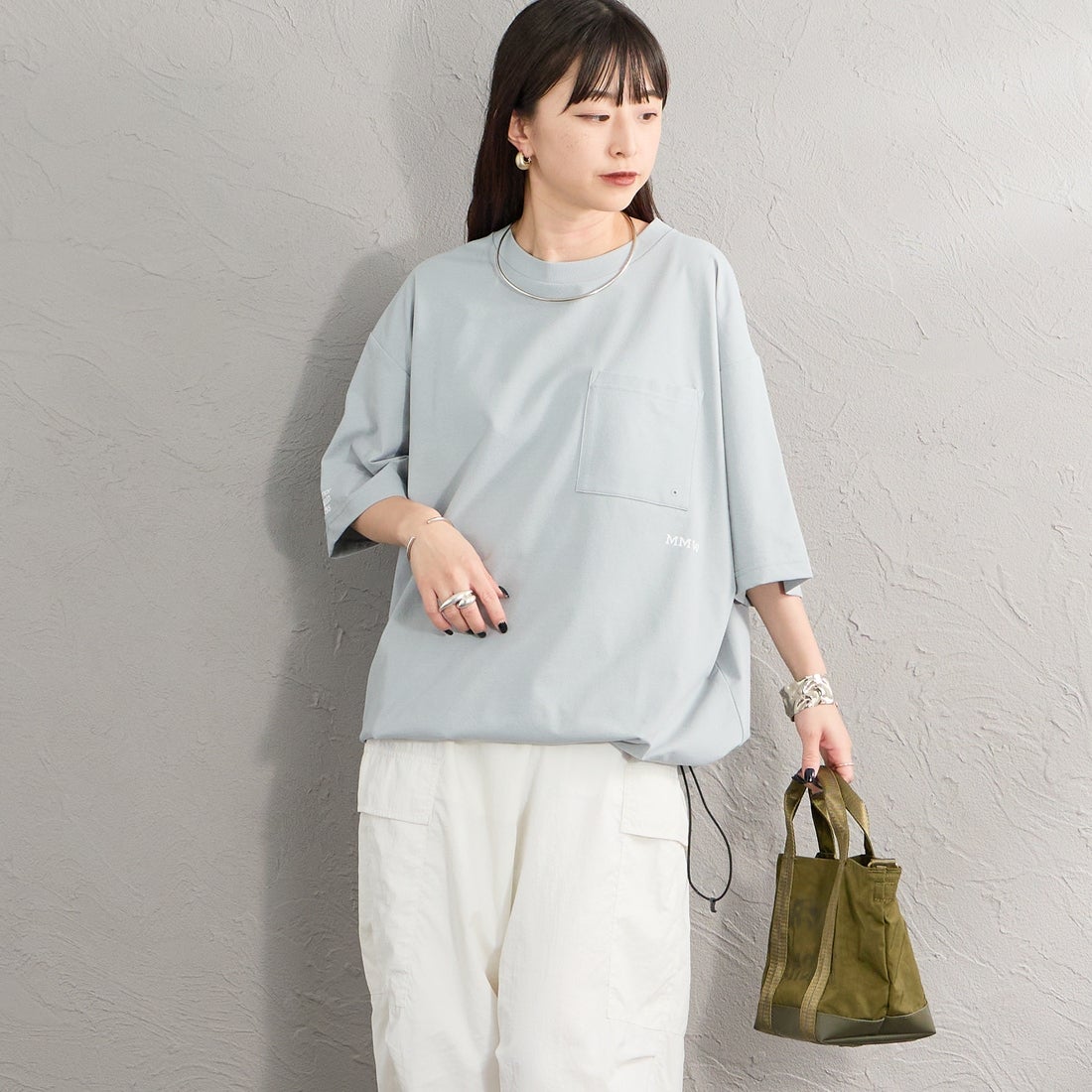 Marmot [マーモット] 別注 ドローコード付き マウンテンロゴ バックプリントTシャツ [MTSS26MST337IN-JF] GRAY &&モデル身長：150cm 着用サイズ：S&&