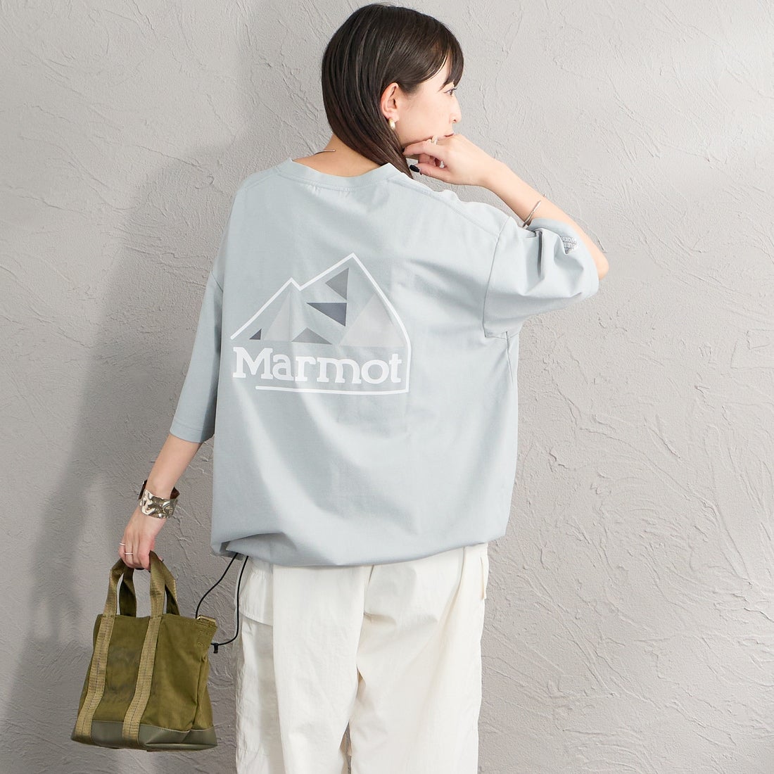 Marmot [マーモット] 別注 ドローコード付き マウンテンロゴ バックプリントTシャツ [MTSS26MST337IN-JF] GRAY &&モデル身長：150cm 着用サイズ：S&&