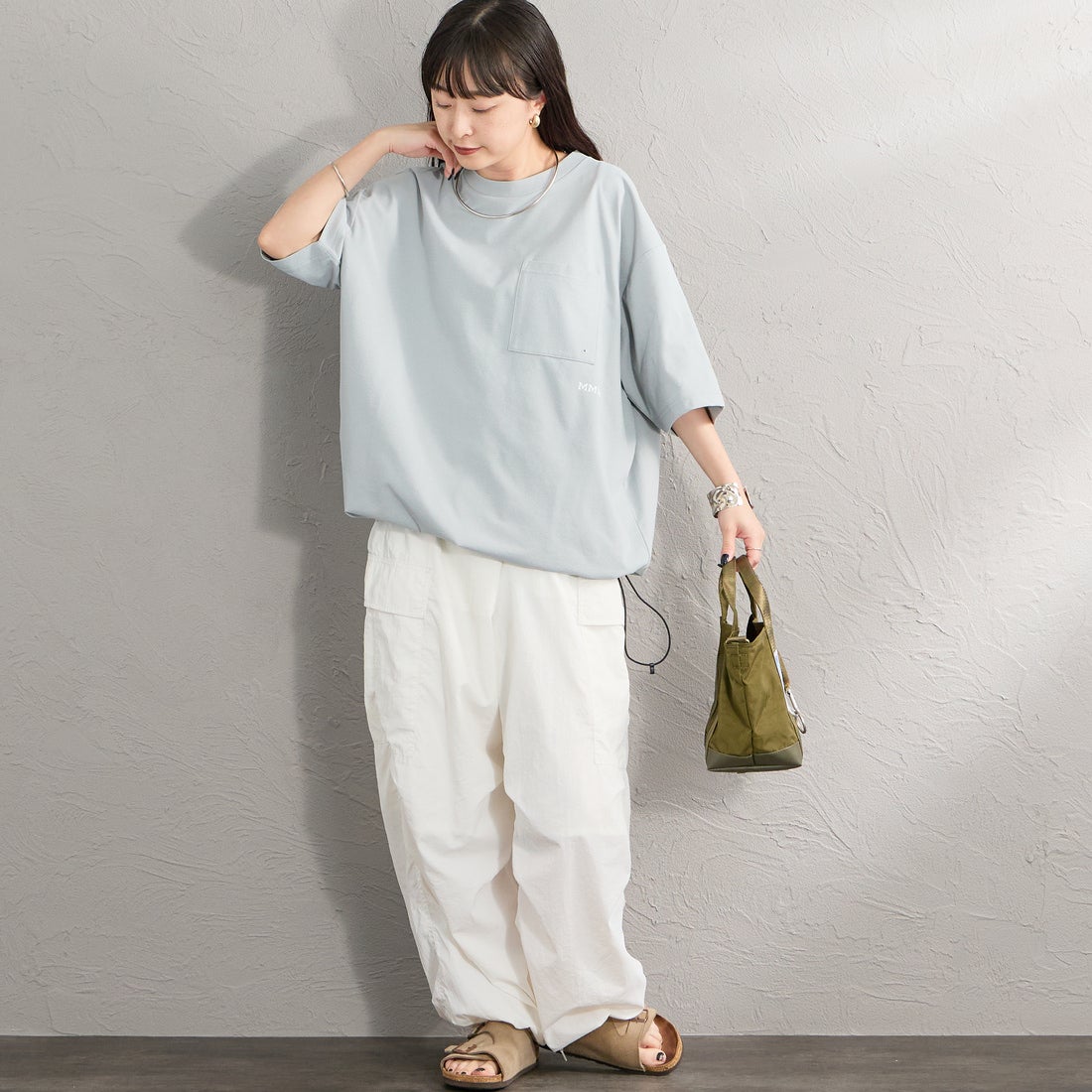Marmot [マーモット] 別注 ドローコード付き マウンテンロゴ バックプリントTシャツ [MTSS26MST337IN-JF] GRAY &&モデル身長：150cm 着用サイズ：S&&