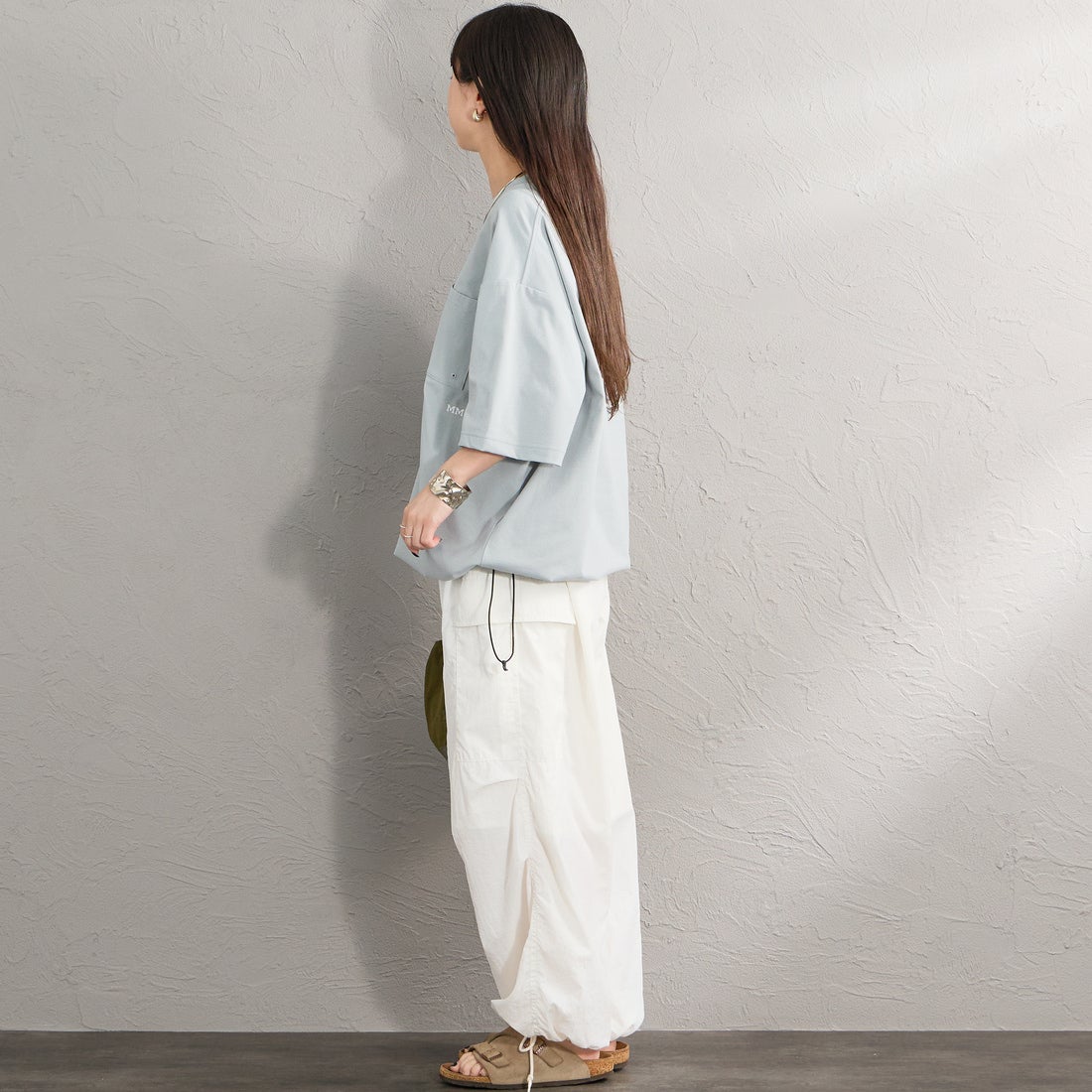 Marmot [マーモット] 別注 ドローコード付き マウンテンロゴ バックプリントTシャツ [MTSS26MST337IN-JF] GRAY &&モデル身長：150cm 着用サイズ：S&&