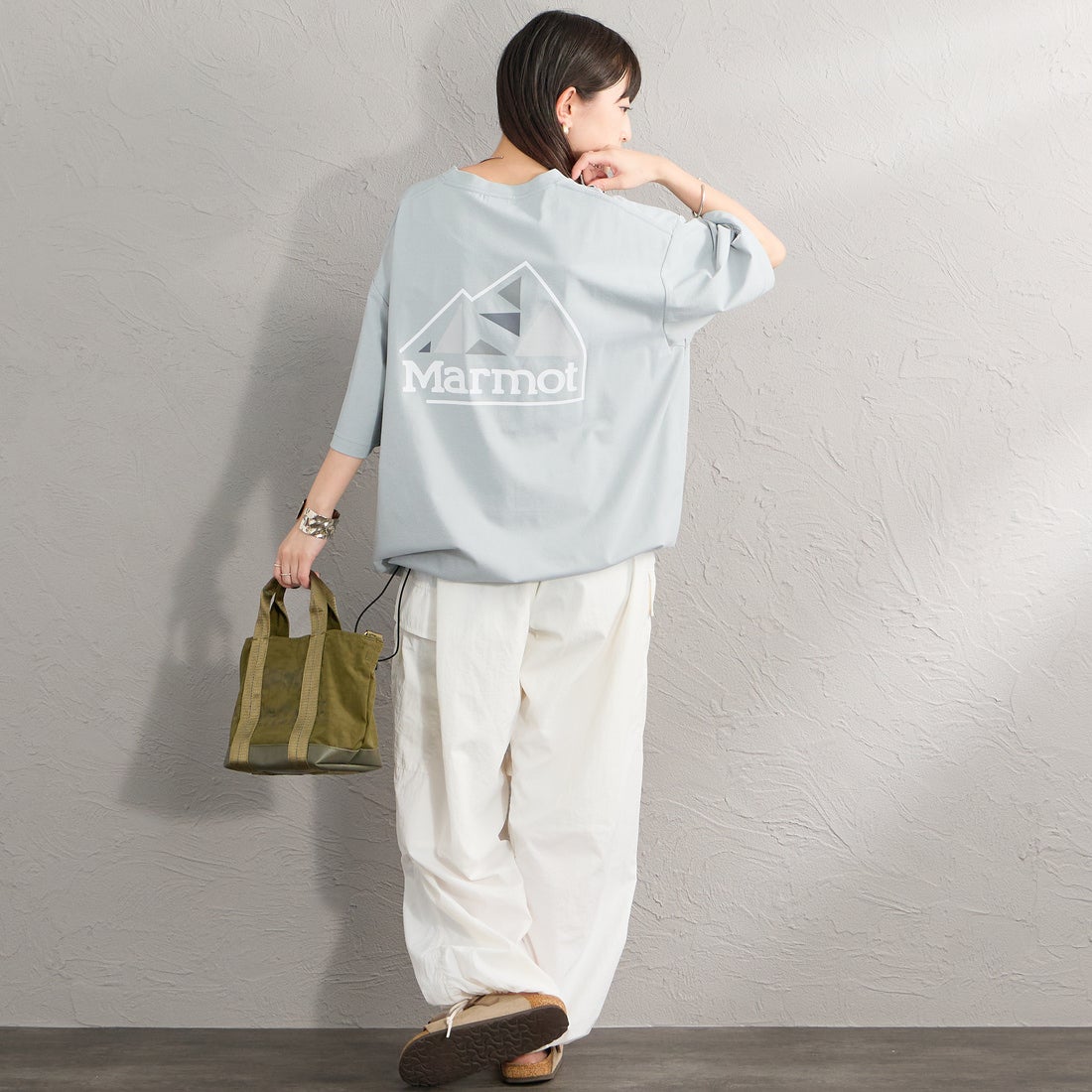 Marmot [マーモット] 別注 ドローコード付き マウンテンロゴ バックプリントTシャツ [MTSS26MST337IN-JF] GRAY &&モデル身長：150cm 着用サイズ：S&&