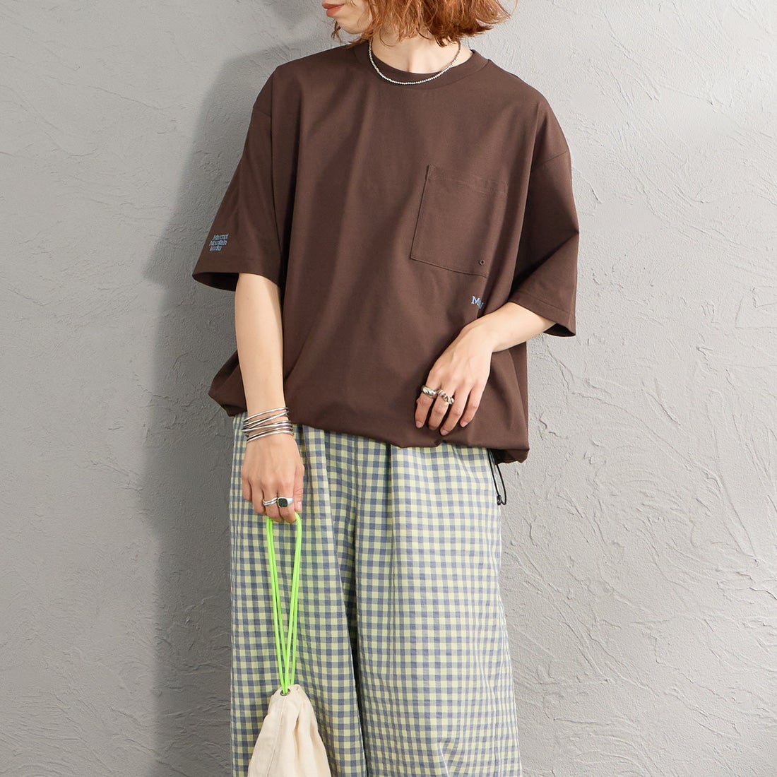Marmot [マーモット] 別注 ドローコード付き マウンテンロゴ バックプリントTシャツ [MTSS26MST337IN-JF] D.BROWN &&モデル身長：158cm 着用サイズ：S&&