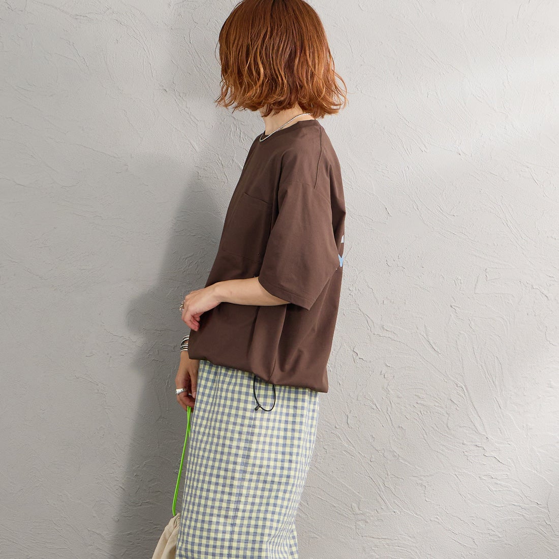 Marmot [マーモット] 別注 ドローコード付き マウンテンロゴ バックプリントTシャツ [MTSS26MST337IN-JF] D.BROWN &&モデル身長：158cm 着用サイズ：S&&
