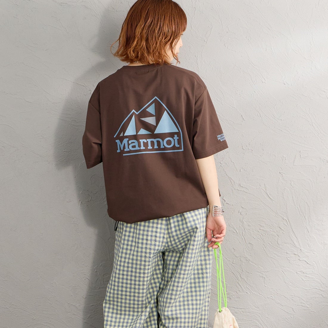 Marmot [マーモット] 別注 ドローコード付き マウンテンロゴ バックプリントTシャツ [MTSS26MST337IN-JF] D.BROWN &&モデル身長：158cm 着用サイズ：S&&