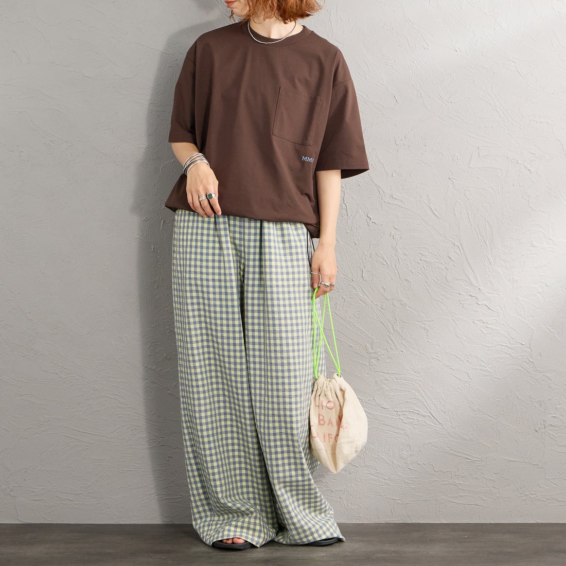 Marmot [マーモット] 別注 ドローコード付き マウンテンロゴ バックプリントTシャツ [MTSS26MST337IN-JF] D.BROWN &&モデル身長：158cm 着用サイズ：S&&