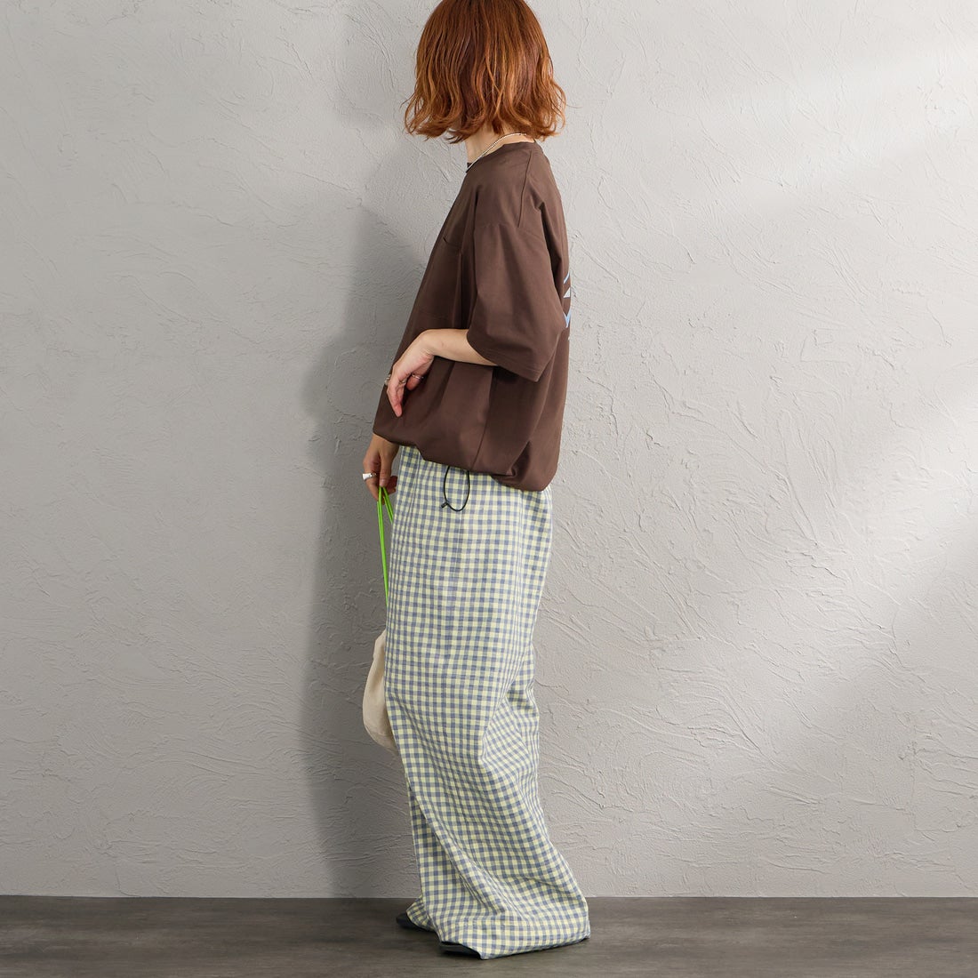 Marmot [マーモット] 別注 ドローコード付き マウンテンロゴ バックプリントTシャツ [MTSS26MST337IN-JF] D.BROWN &&モデル身長：158cm 着用サイズ：S&&