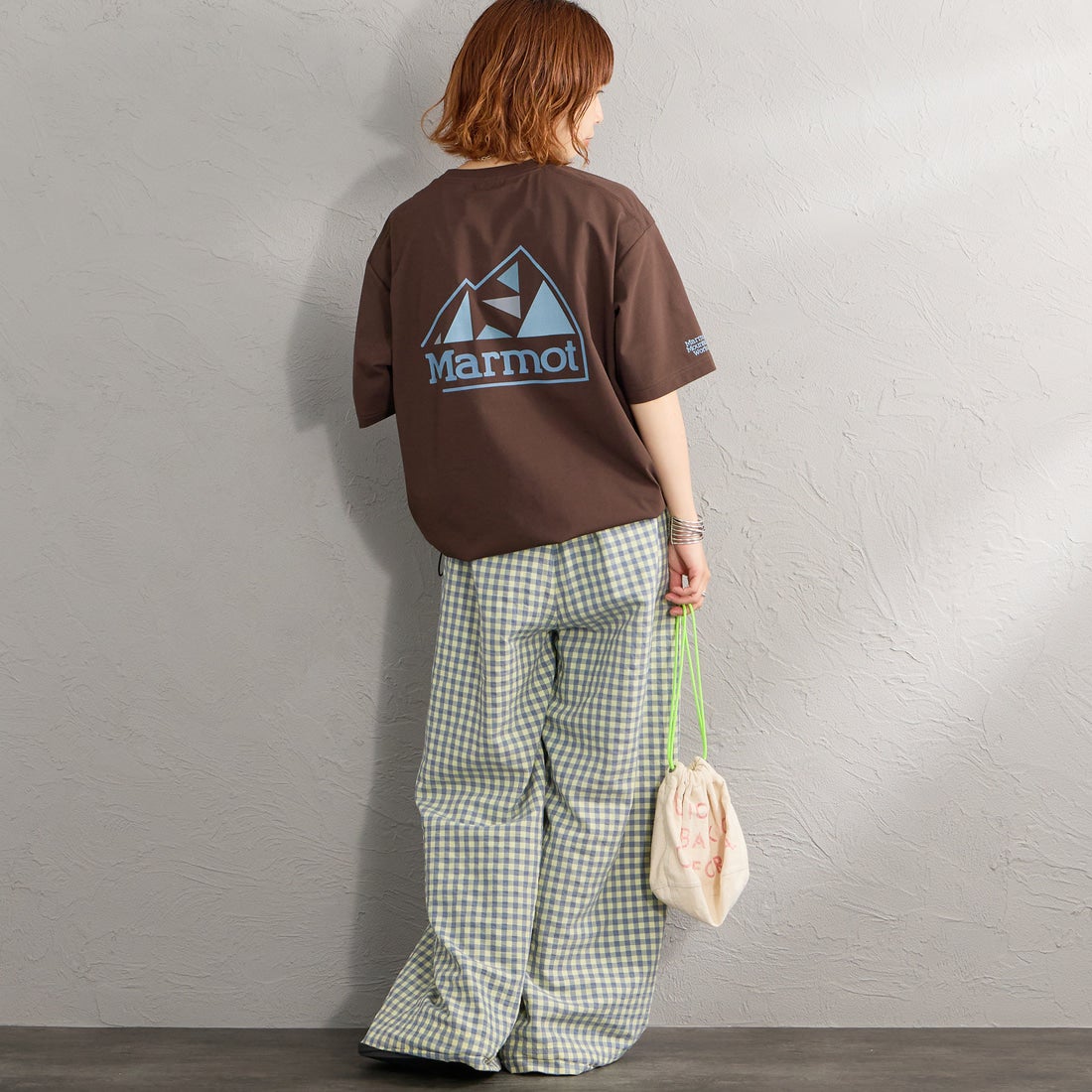 Marmot [マーモット] 別注 ドローコード付き マウンテンロゴ バックプリントTシャツ [MTSS26MST337IN-JF] D.BROWN &&モデル身長：158cm 着用サイズ：S&&