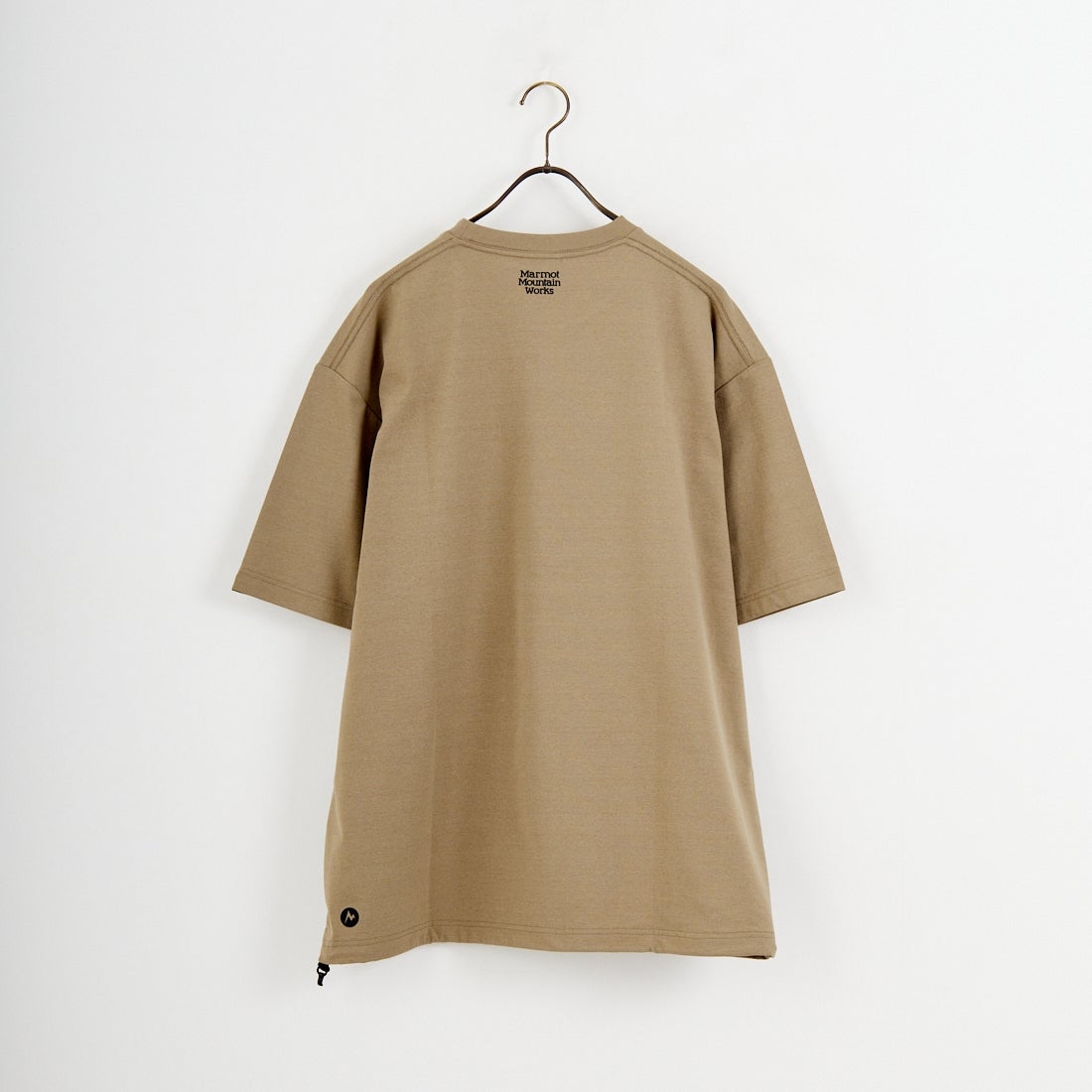 Marmot [マーモット] 別注 ドローコード付き ワッペンロゴ ポケットTシャツ [MTSS26MST339IN-JF] D.BEIGE
