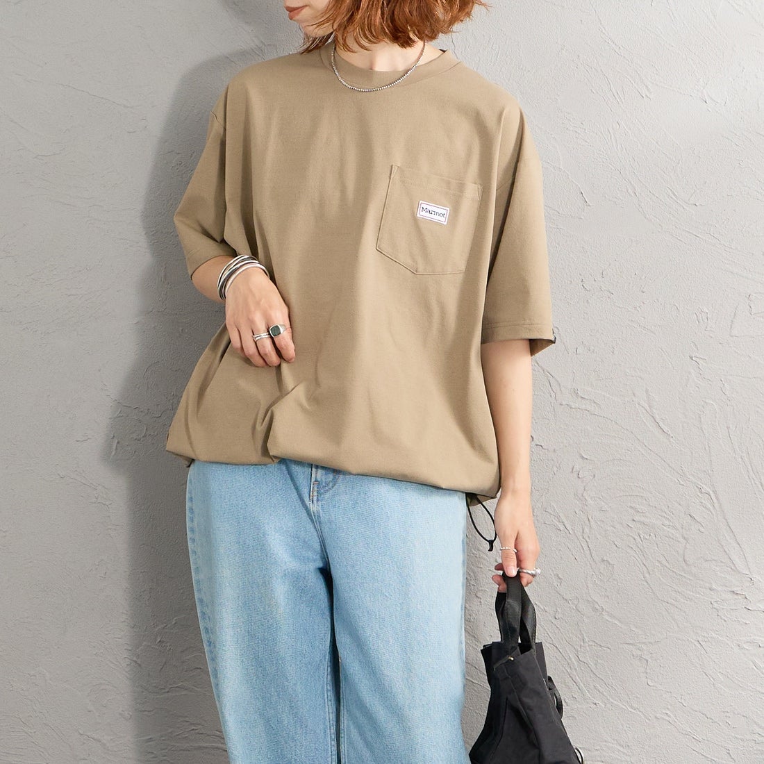 Marmot [マーモット] 別注 ドローコード付き ワッペンロゴ ポケットTシャツ [MTSS26MST339IN-JF] D.BEIGE &&モデル身長：158cm 着用サイズ：S&&