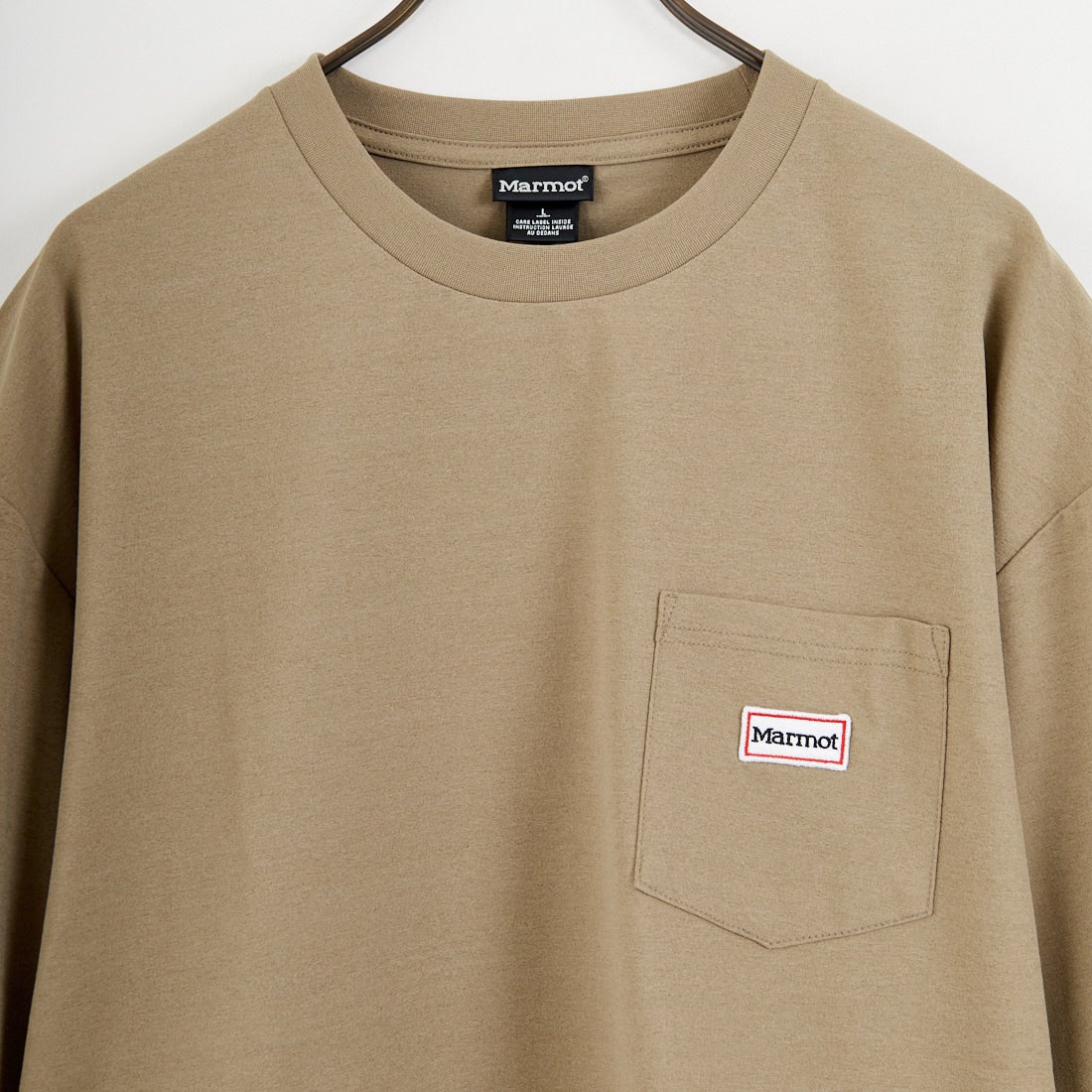 Marmot [マーモット] 別注 ドローコード付き ワッペンロゴ ポケットTシャツ [MTSS26MST339IN-JF] D.BEIGE