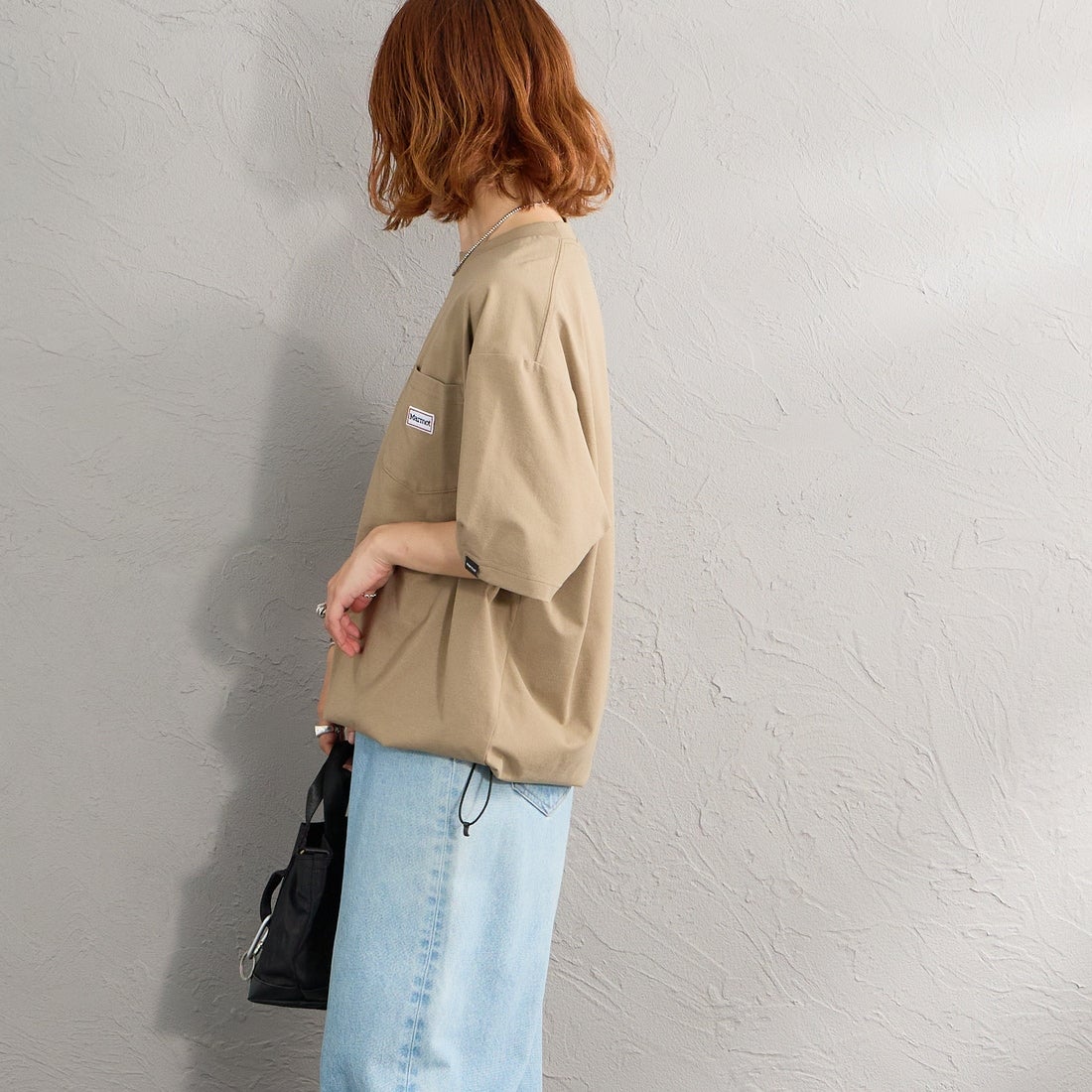 Marmot [マーモット] 別注 ドローコード付き ワッペンロゴ ポケットTシャツ [MTSS26MST339IN-JF] D.BEIGE &&モデル身長：158cm 着用サイズ：S&&