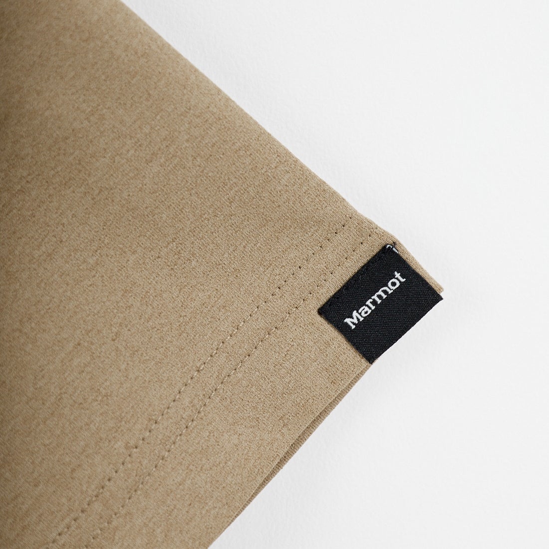 Marmot [マーモット] 別注 ドローコード付き ワッペンロゴ ポケットTシャツ [MTSS26MST339IN-JF] D.BEIGE