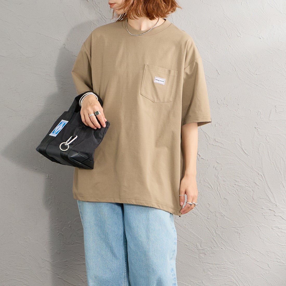 Marmot [マーモット] 別注 ドローコード付き ワッペンロゴ ポケットTシャツ [MTSS26MST339IN-JF] D.BEIGE &&モデル身長：158cm 着用サイズ：S&&