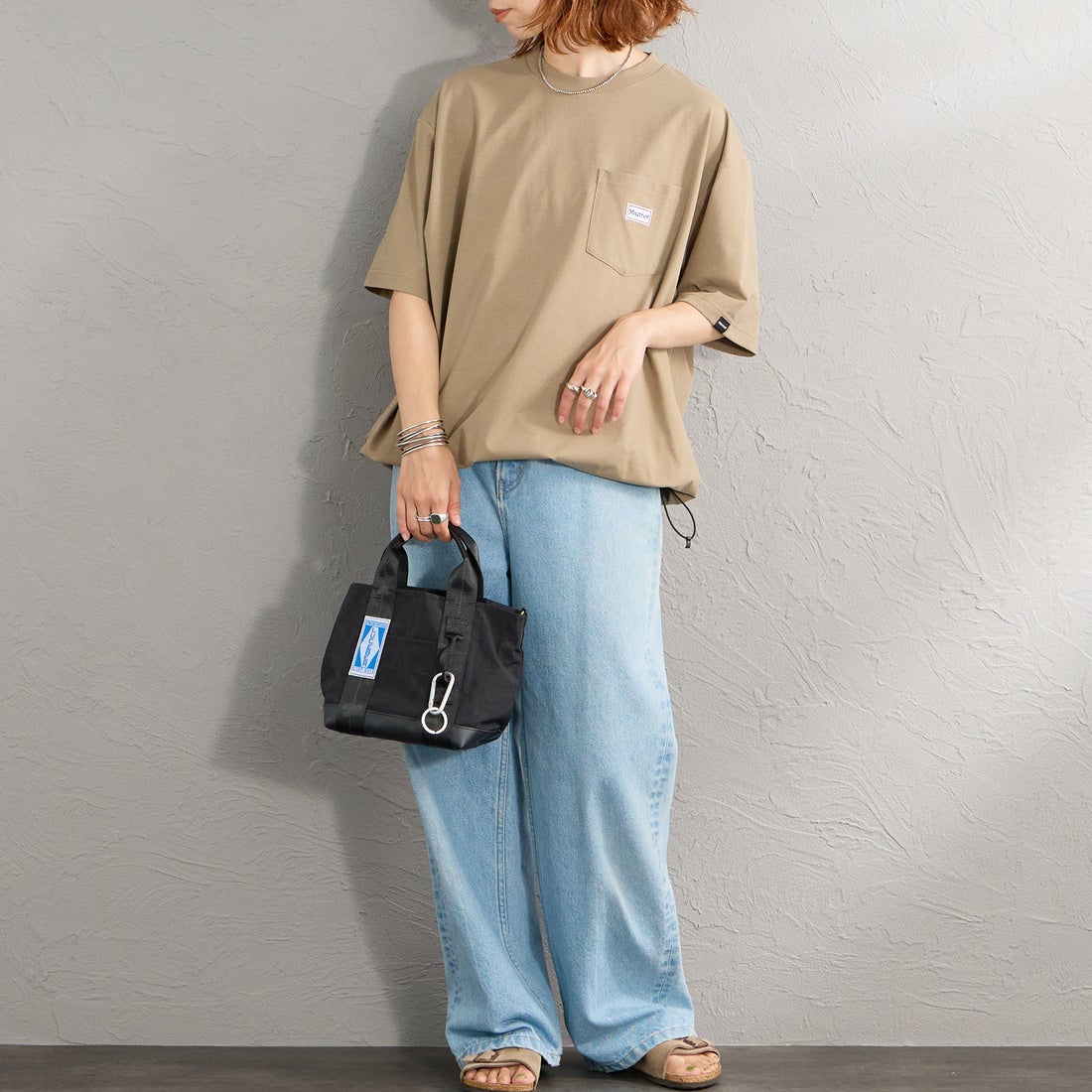Marmot [マーモット] 別注 ドローコード付き ワッペンロゴ ポケットTシャツ [MTSS26MST339IN-JF] D.BEIGE &&モデル身長：158cm 着用サイズ：S&&