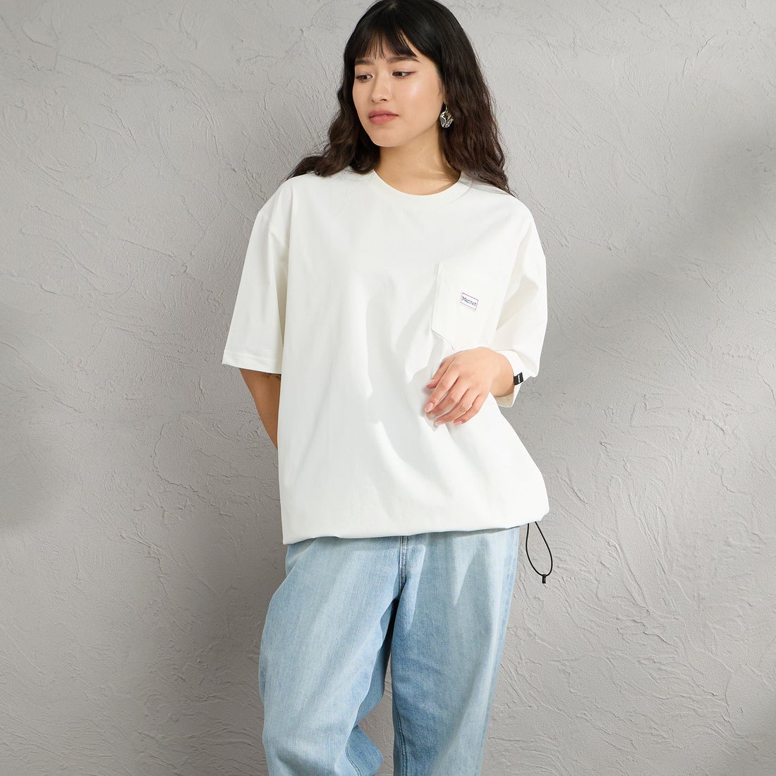 Marmot [マーモット] 別注 ドローコード付き ワッペンロゴ ポケットTシャツ [MTSS26MST339IN-JF] WHITE &&モデル身長：162cm 着用サイズ：S&&