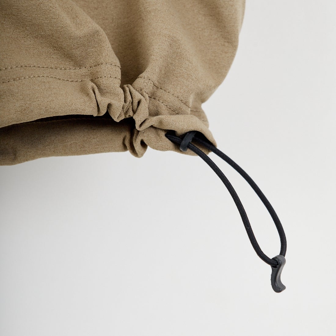 Marmot [マーモット] 別注 ドローコード付き ワッペンロゴ ポケットTシャツ [MTSS26MST339IN-JF] D.BEIGE