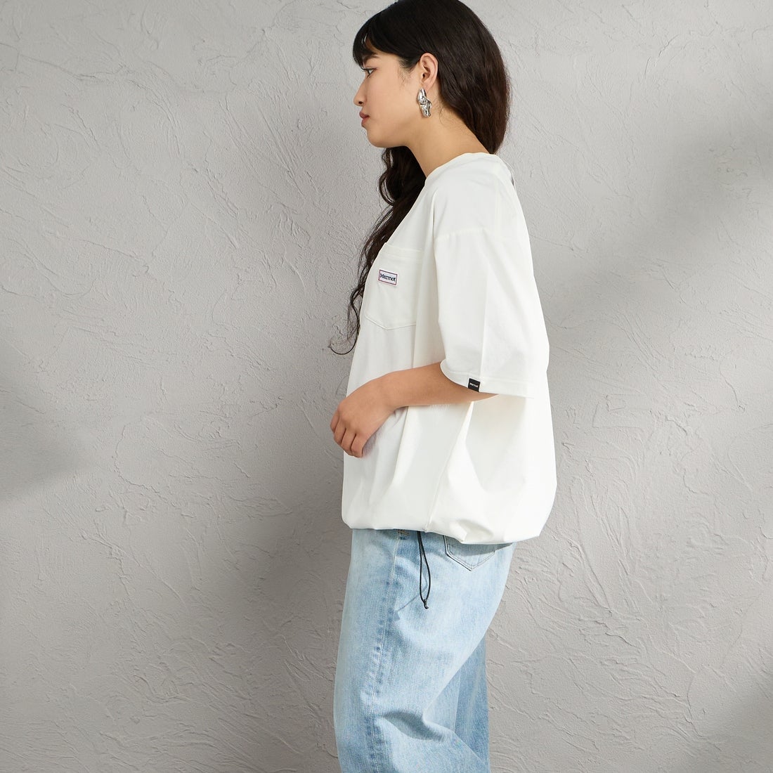 Marmot [マーモット] 別注 ドローコード付き ワッペンロゴ ポケットTシャツ [MTSS26MST339IN-JF] WHITE &&モデル身長：162cm 着用サイズ：S&&