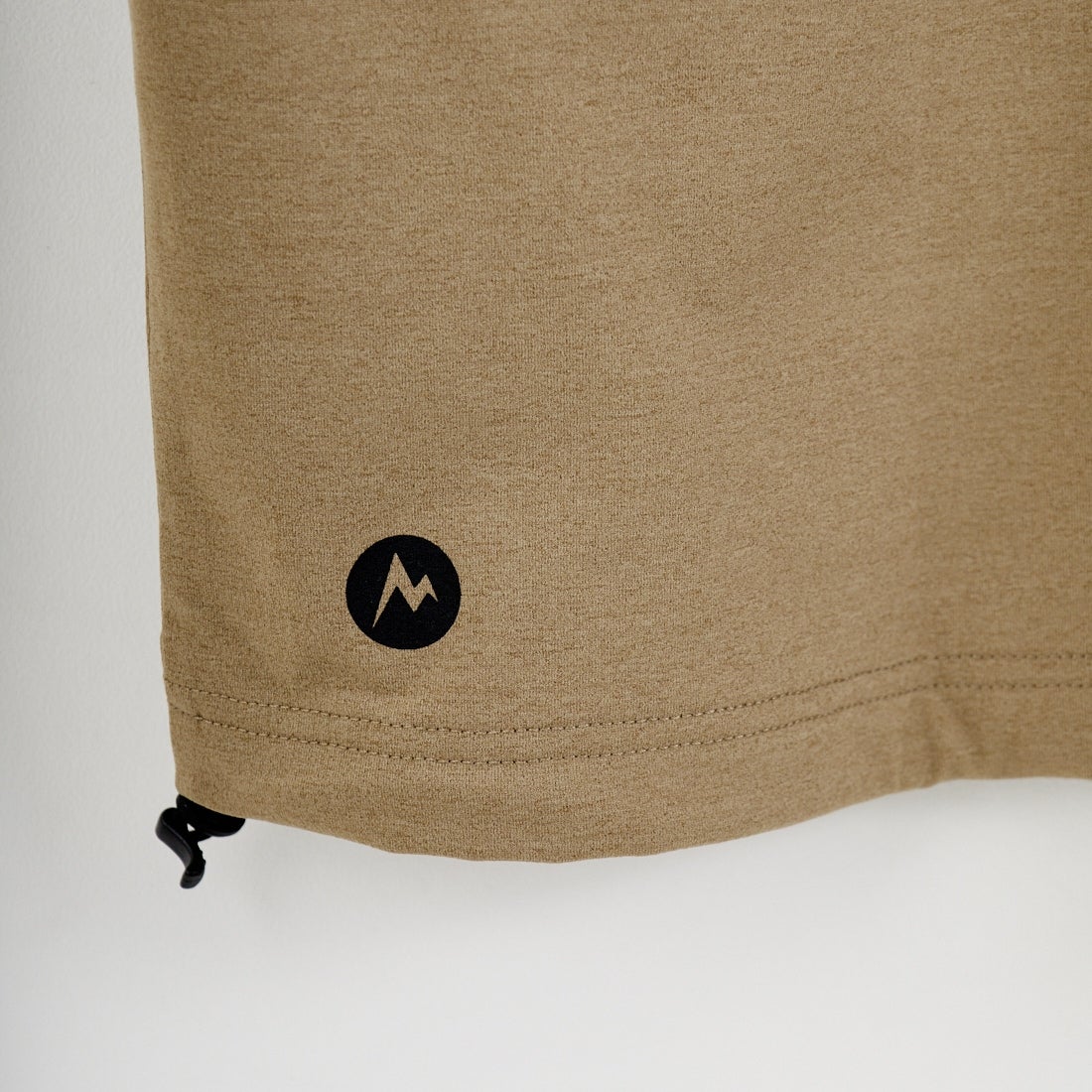 Marmot [マーモット] 別注 ドローコード付き ワッペンロゴ ポケットTシャツ [MTSS26MST339IN-JF] D.BEIGE