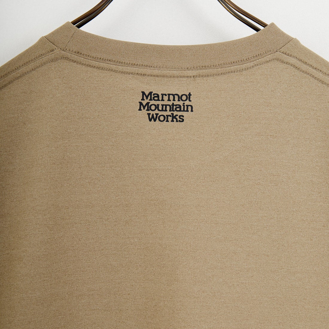 Marmot [マーモット] 別注 ドローコード付き ワッペンロゴ ポケットTシャツ [MTSS26MST339IN-JF] D.BEIGE
