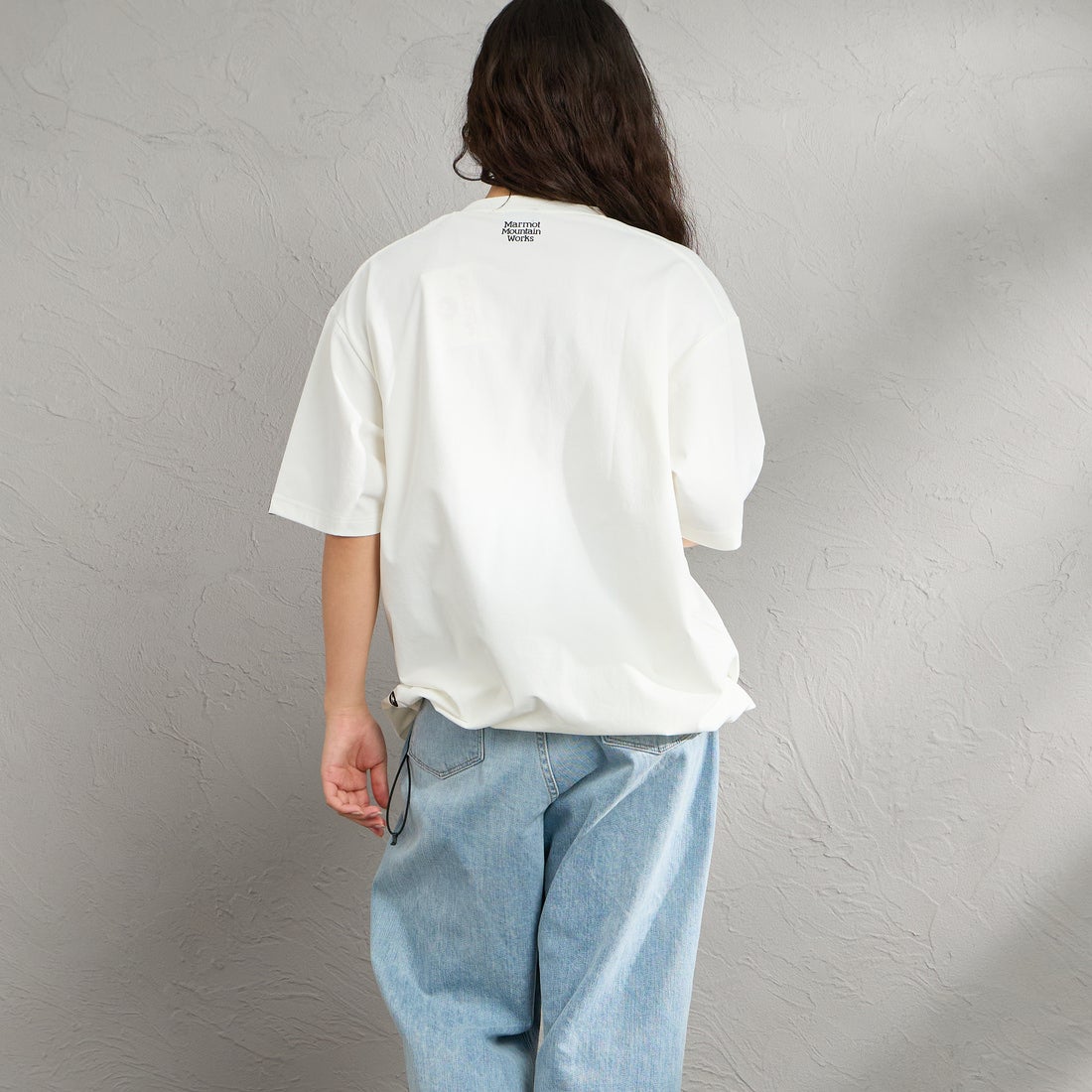 Marmot [マーモット] 別注 ドローコード付き ワッペンロゴ ポケットTシャツ [MTSS26MST339IN-JF] WHITE &&モデル身長：162cm 着用サイズ：S&&
