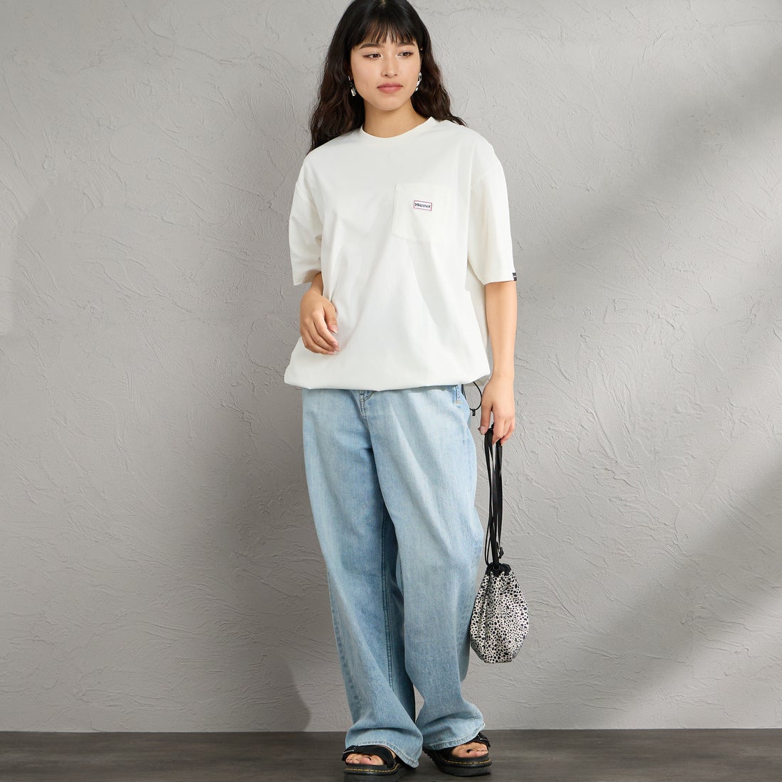 Marmot [マーモット] 別注 ドローコード付き ワッペンロゴ ポケットTシャツ [MTSS26MST339IN-JF] WHITE &&モデル身長：162cm 着用サイズ：S&&