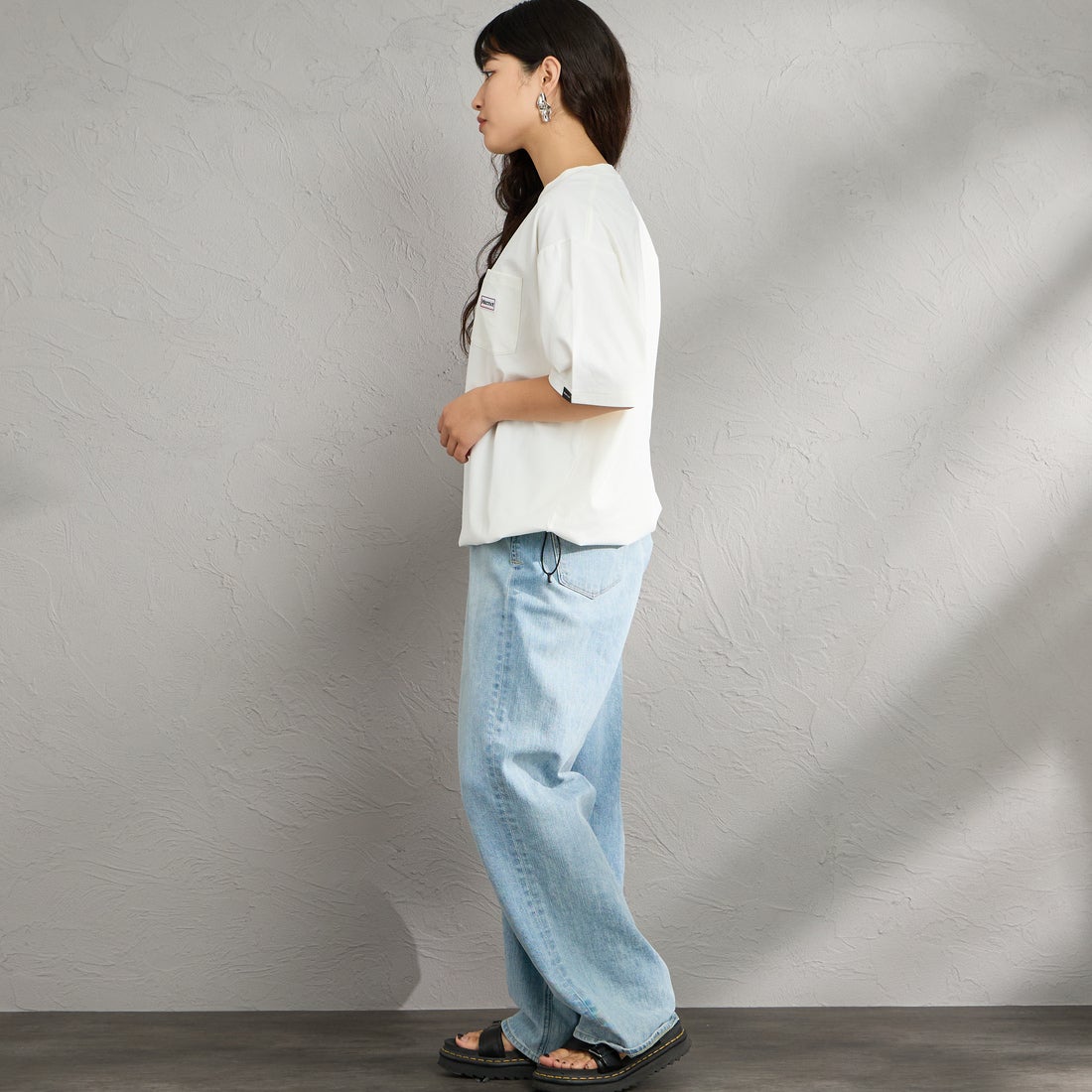 Marmot [マーモット] 別注 ドローコード付き ワッペンロゴ ポケットTシャツ [MTSS26MST339IN-JF] WHITE &&モデル身長：162cm 着用サイズ：S&&