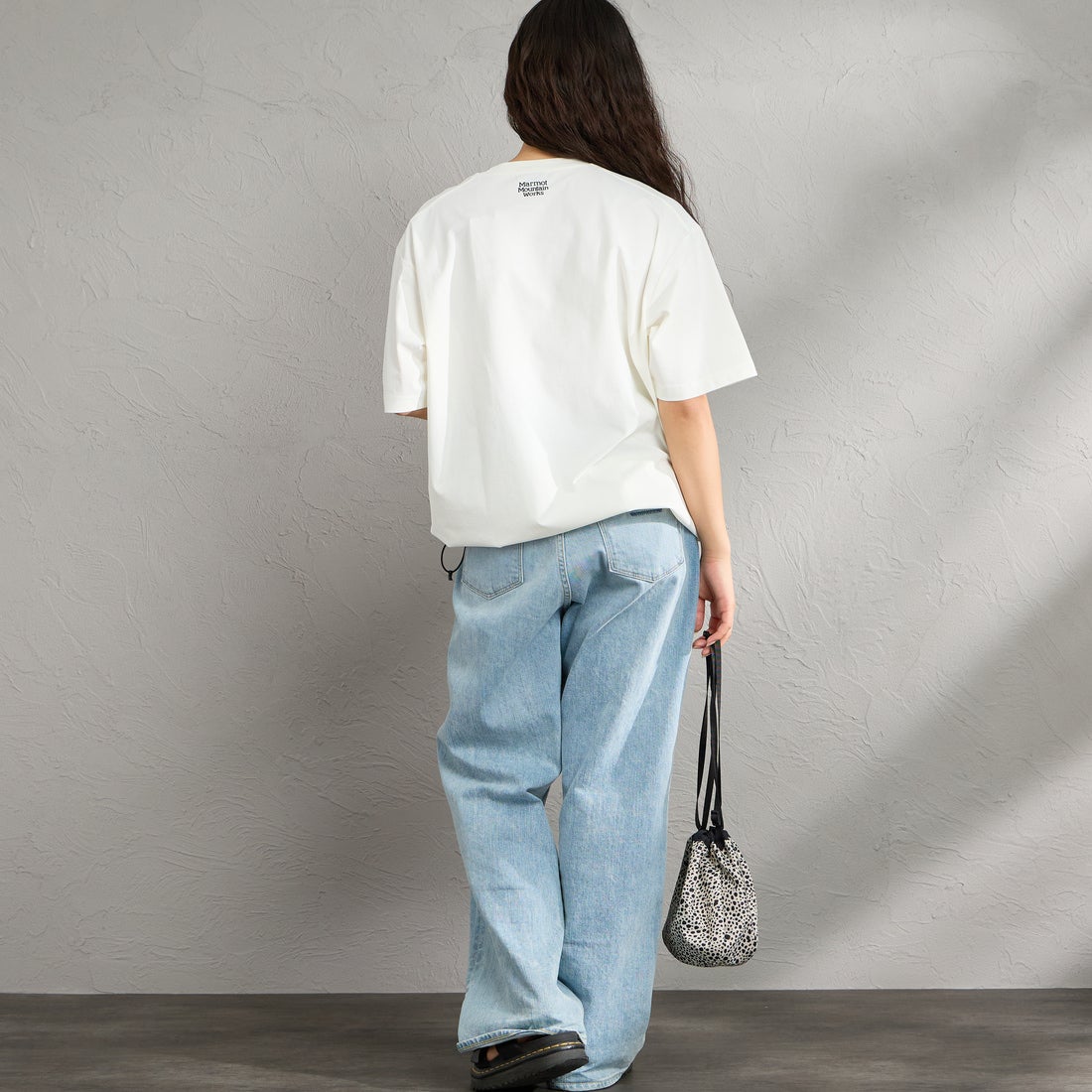 Marmot [マーモット] 別注 ドローコード付き ワッペンロゴ ポケットTシャツ [MTSS26MST339IN-JF] WHITE &&モデル身長：162cm 着用サイズ：S&&