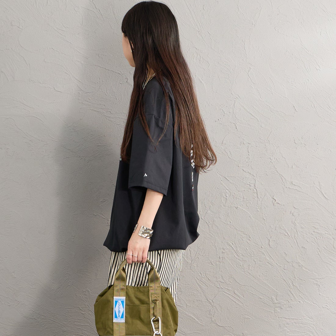 Marmot [マーモット] 別注 ドローコード付き ワッペンロゴ ポケットTシャツ [MTSS26MST339IN-JF] BLACK &&モデル身長：150cm 着用サイズ：S&&