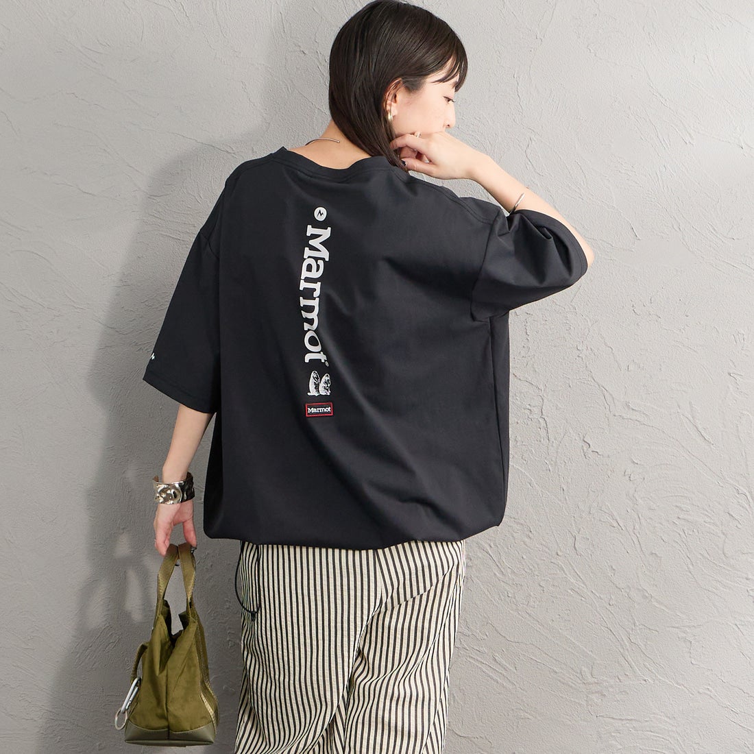 Marmot [マーモット] 別注 ドローコード付き ワッペンロゴ ポケットTシャツ [MTSS26MST339IN-JF] BLACK &&モデル身長：150cm 着用サイズ：S&&