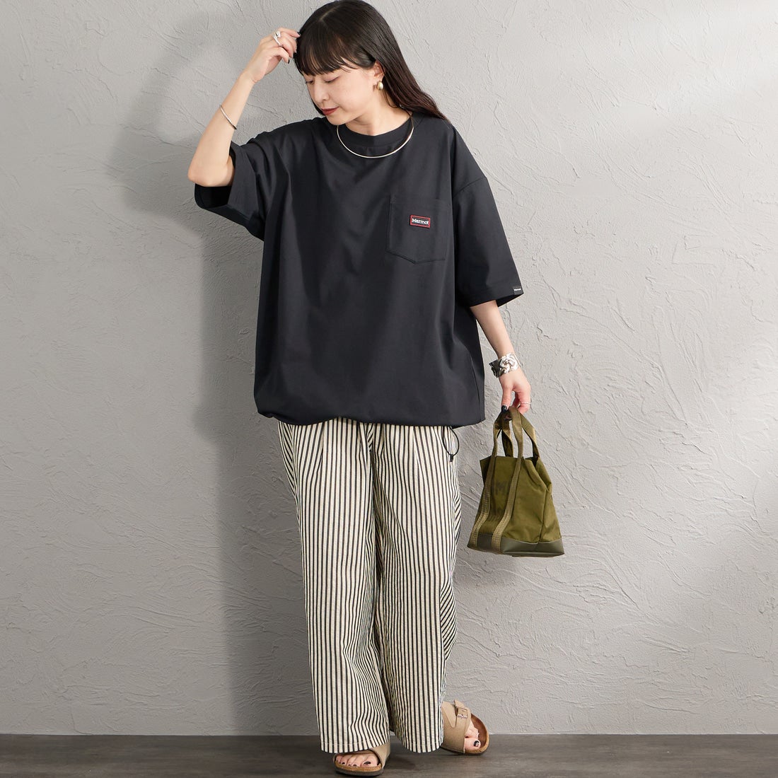 Marmot [マーモット] 別注 ドローコード付き ワッペンロゴ ポケットTシャツ [MTSS26MST339IN-JF] BLACK &&モデル身長：150cm 着用サイズ：S&&