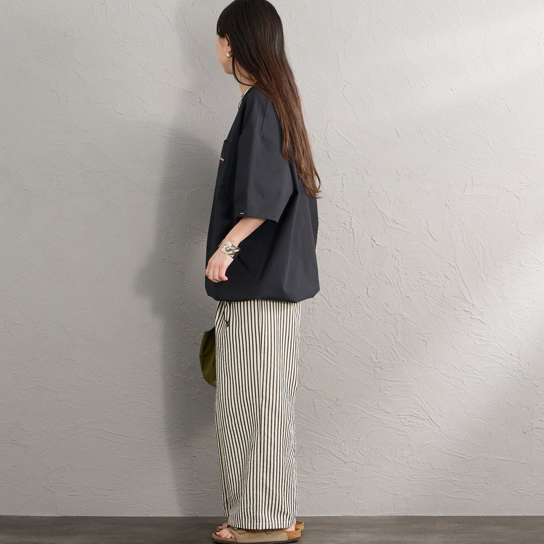 Marmot [マーモット] 別注 ドローコード付き ワッペンロゴ ポケットTシャツ [MTSS26MST339IN-JF] BLACK &&モデル身長：150cm 着用サイズ：S&&