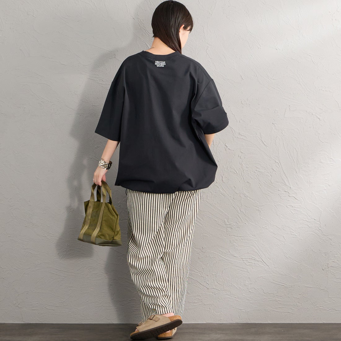 Marmot [マーモット] 別注 ドローコード付き ワッペンロゴ ポケットTシャツ [MTSS26MST339IN-JF] BLACK &&モデル身長：150cm 着用サイズ：S&&