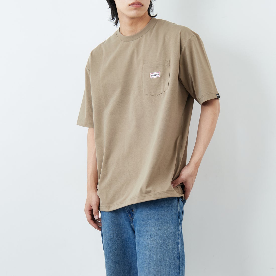 Marmot [マーモット] 別注 ドローコード付き ワッペンロゴ ポケットTシャツ [MTSS26MST339IN-JF] D.BEIGE &&モデル身長：179cm 着用サイズ：L&&
