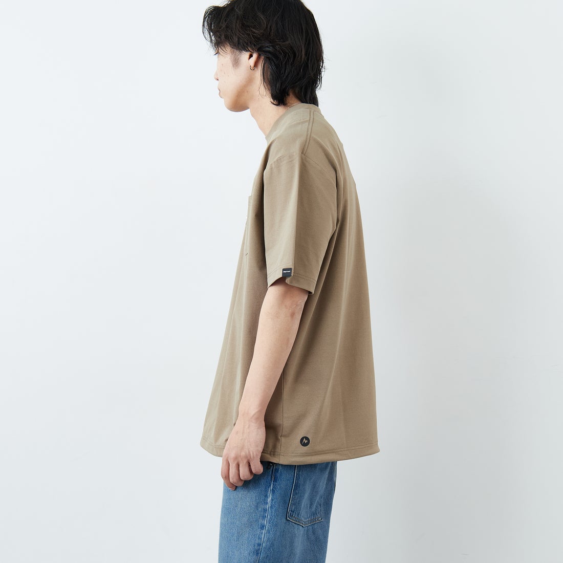 Marmot [マーモット] 別注 ドローコード付き ワッペンロゴ ポケットTシャツ [MTSS26MST339IN-JF] D.BEIGE &&モデル身長：179cm 着用サイズ：L&&