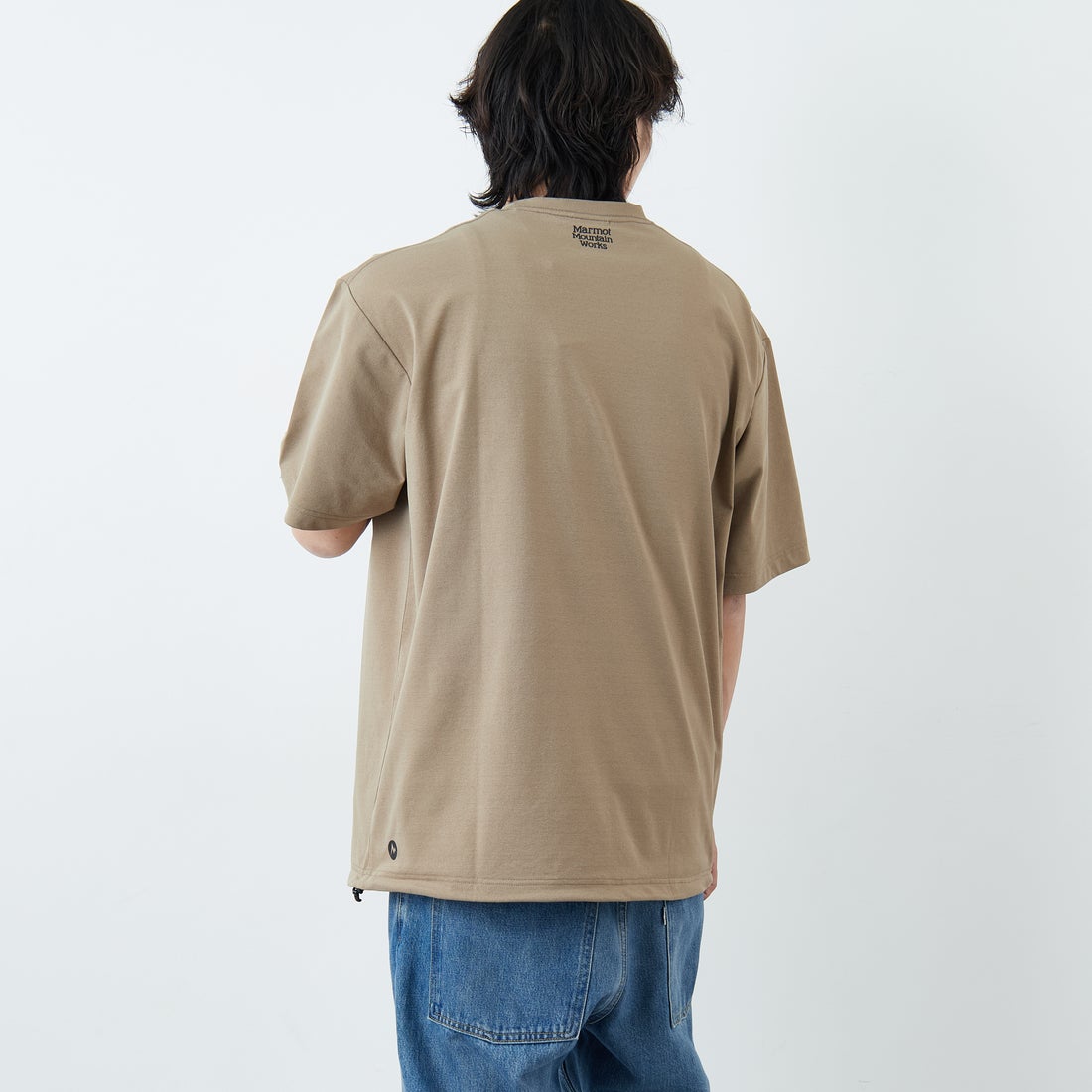 Marmot [マーモット] 別注 ドローコード付き ワッペンロゴ ポケットTシャツ [MTSS26MST339IN-JF] D.BEIGE &&モデル身長：179cm 着用サイズ：L&&