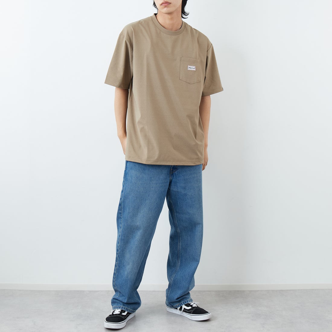 Marmot [マーモット] 別注 ドローコード付き ワッペンロゴ ポケットTシャツ [MTSS26MST339IN-JF] D.BEIGE &&モデル身長：179cm 着用サイズ：L&&
