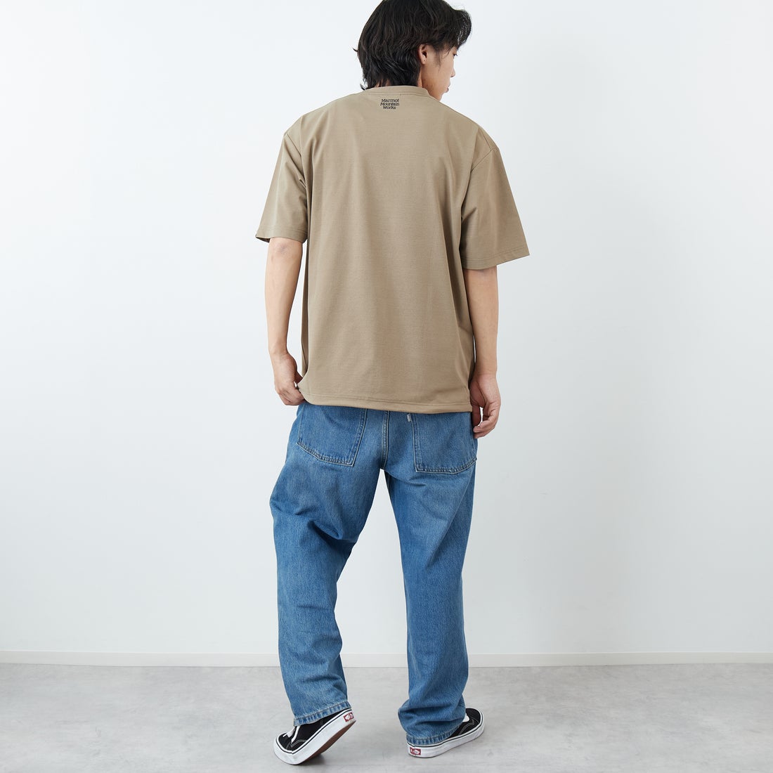 Marmot [マーモット] 別注 ドローコード付き ワッペンロゴ ポケットTシャツ [MTSS26MST339IN-JF] D.BEIGE &&モデル身長：179cm 着用サイズ：L&&