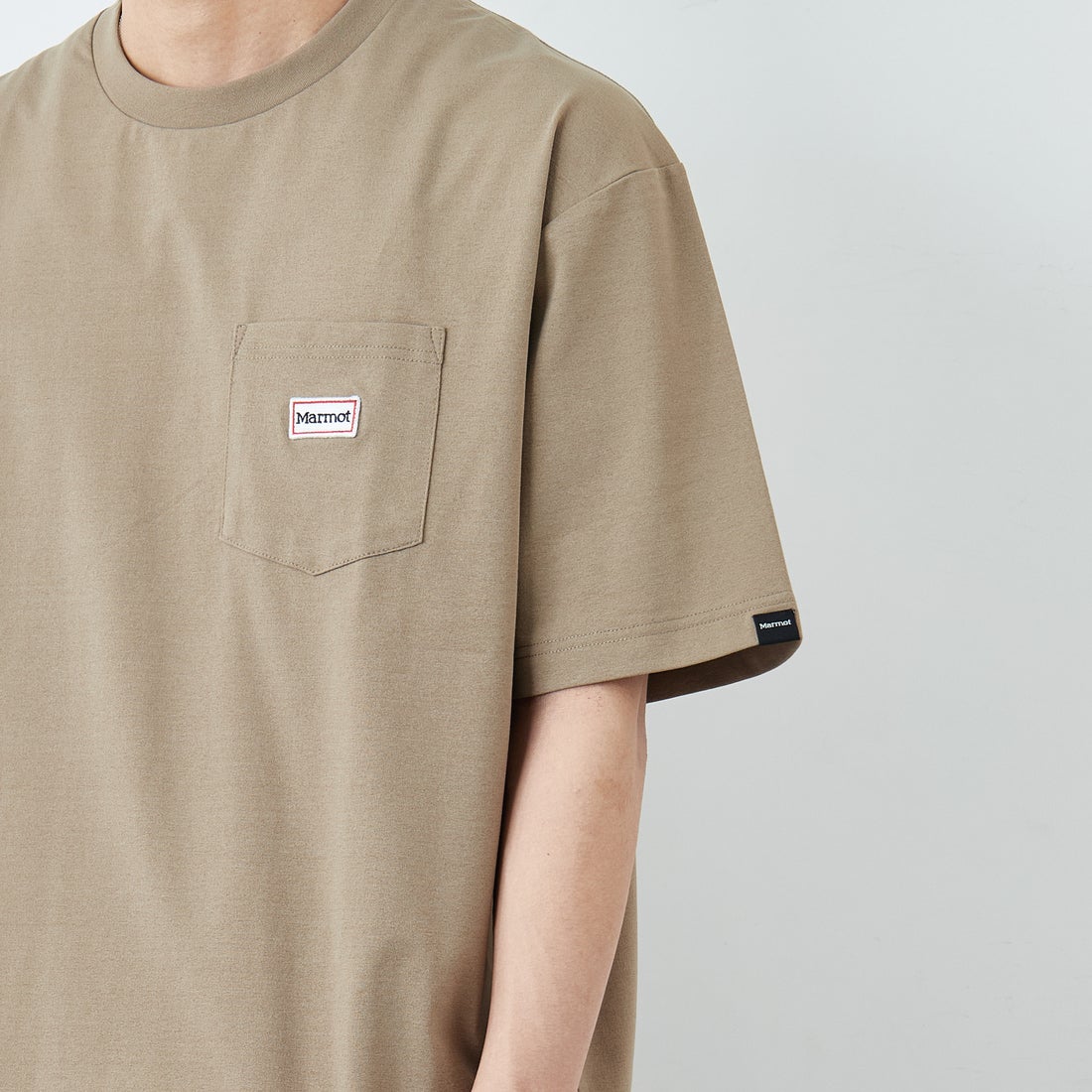 Marmot [マーモット] 別注 ドローコード付き ワッペンロゴ ポケットTシャツ [MTSS26MST339IN-JF] D.BEIGE &&モデル身長：179cm 着用サイズ：L&&