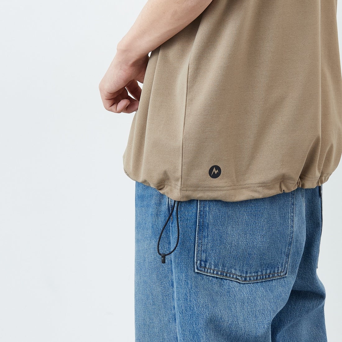 Marmot [マーモット] 別注 ドローコード付き ワッペンロゴ ポケットTシャツ [MTSS26MST339IN-JF] D.BEIGE &&モデル身長：179cm 着用サイズ：L&&