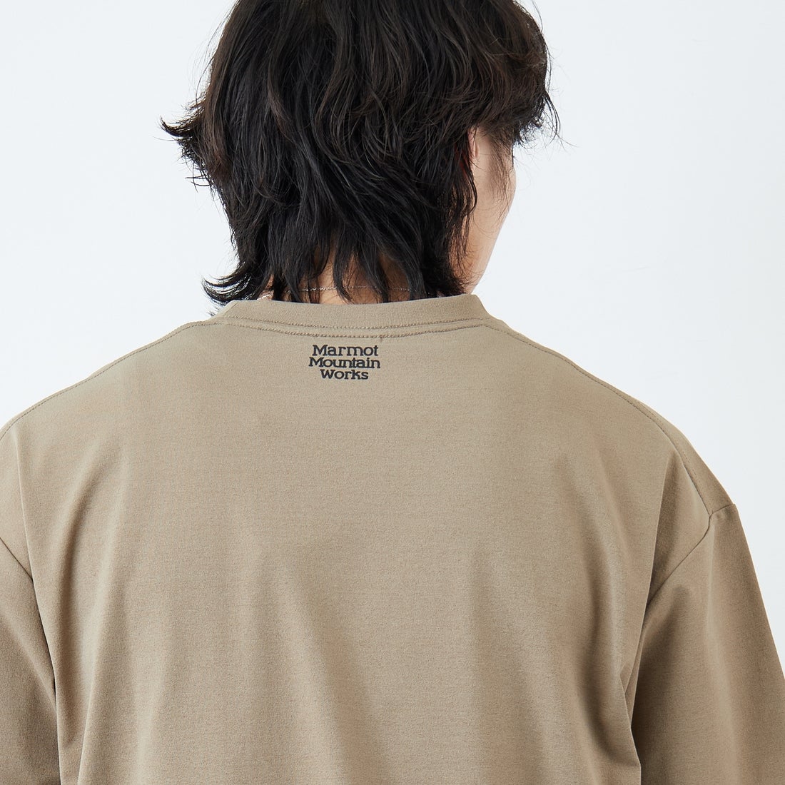 Marmot [マーモット] 別注 ドローコード付き ワッペンロゴ ポケットTシャツ [MTSS26MST339IN-JF] D.BEIGE &&モデル身長：179cm 着用サイズ：L&&