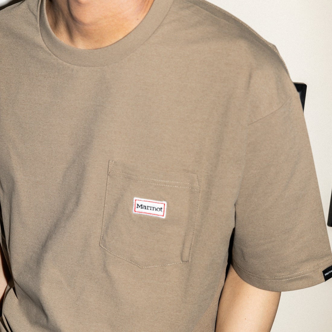 Marmot [マーモット] 別注 ドローコード付き ワッペンロゴ ポケットTシャツ [MTSS26MST339IN-JF] D.BEIGE