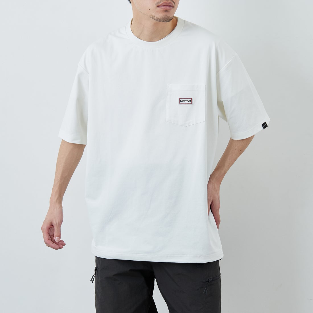 Marmot [マーモット] 別注 ドローコード付き ワッペンロゴ ポケットTシャツ [MTSS26MST339IN-JF] WHITE &&モデル身長：168cm 着用サイズ：L&&