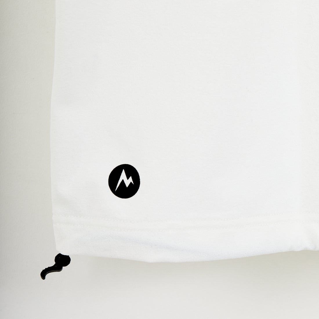 Marmot [マーモット] 別注 ドローコード付き ワッペンロゴ ポケットTシャツ [MTSS26MST339IN-JF] WHITE