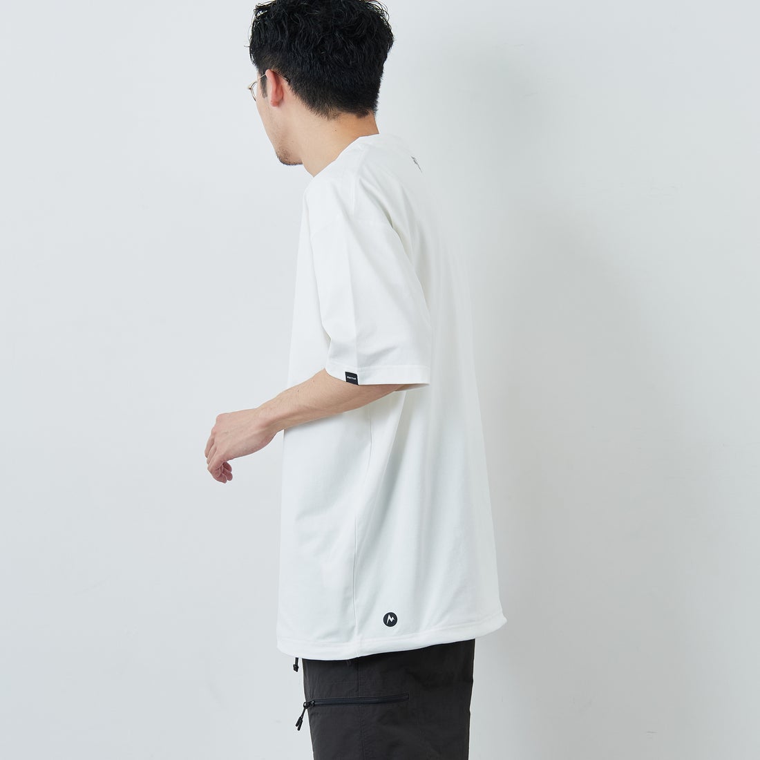 Marmot [マーモット] 別注 ドローコード付き ワッペンロゴ ポケットTシャツ [MTSS26MST339IN-JF] WHITE &&モデル身長：168cm 着用サイズ：L&&