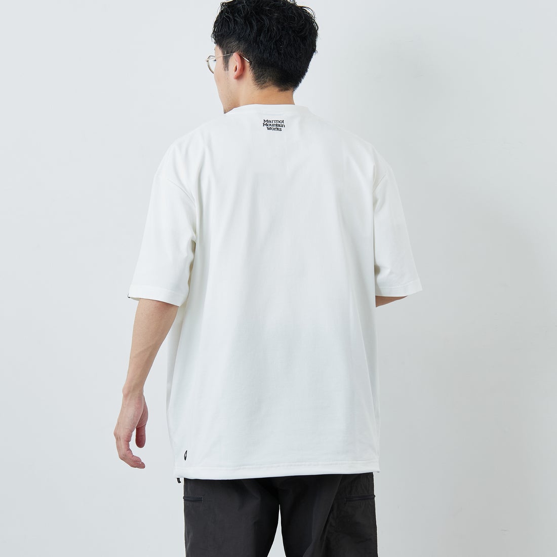 Marmot [マーモット] 別注 ドローコード付き ワッペンロゴ ポケットTシャツ [MTSS26MST339IN-JF] WHITE &&モデル身長：168cm 着用サイズ：L&&ーモット] 別注 ドローコード付き ワッペンロゴ ポケットTシャツ [MTSS26MST339IN-JF] BLACK